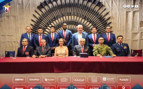 Vallecilla redeada de directivos, jugadores y cuerpo técnico en una ceremonia, la tarde del jueves 23 de noviembre.