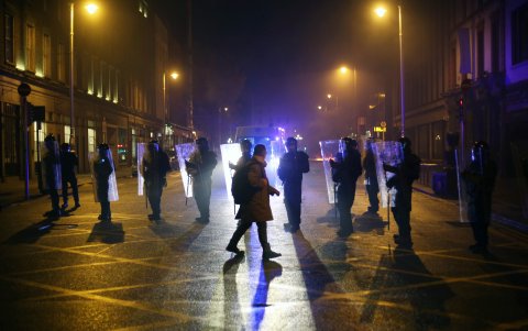 Los disturbios de anoche en Dublin provocaron que se genere una alerta de seguridad que provocó el despliegue de elementos policiales a determinados espacios urbanos de esta capital europea.