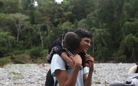 Riesgos. Jóvenes y hasta niños buscan atravesar la selva panameña.