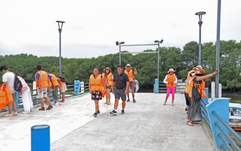 Fotografiar. Cada rincón de puerto El Morro permite realizar variadas fotografías de los visitantes.