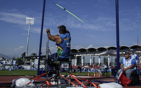 Antonio Wallace De Oliveira de Brasil compite en para atletismo lanzamiento de jabalina F55 masculino, una de las pruebas más vistas de los Juegos.