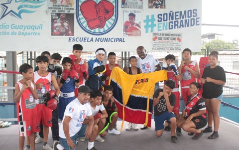 Jóvenes de la Isla Trinitaria recibieron una charla con Mercado.