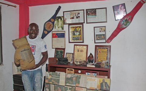 Un guante gigante con su nombre del salón de la fama en Las Vegas.