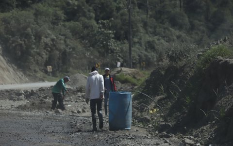 Acceso. Los caminos de primer orden están en malas condiciones.