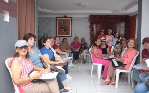 Los vecinos contribuyeron también con los regalos que se exhibieron en el bingo.