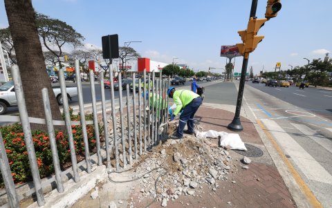 Labores. Trabajadores pican la base donde se sostienen las rejas en el parterre.