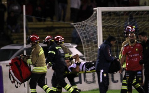 Robert Cabrera fue sacado de urgencia del estadio cuencano.