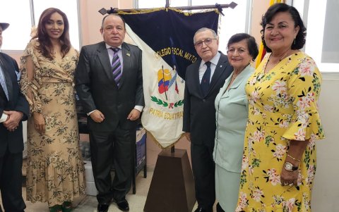 Diómedes Burgos, magister Dolores Julia Cardoso, rectora del plantel, Stalyn Coca, Ivo Orellana, Rosa Noboa, y Mary Méndez..