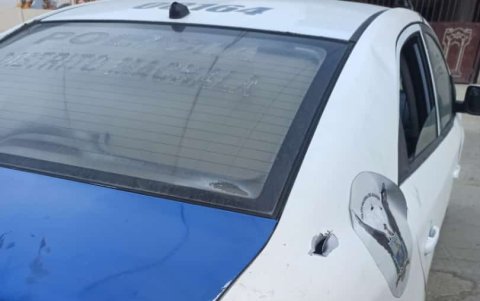Un vehículo policial tiene las huellas de balas de disparos contra los uniformados. Uno de ellos resultó herido.