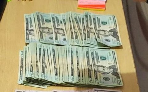 Más de 13 mil dólares encontraron los agentes en poder del aprehendido, además del arma.