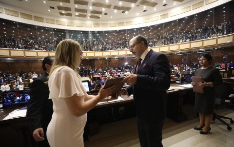 El acuerdo legislativo de mayoría inicialmente eligió al socialcristiano Henry Kronfle como presidente de la Asamblea Nacional.