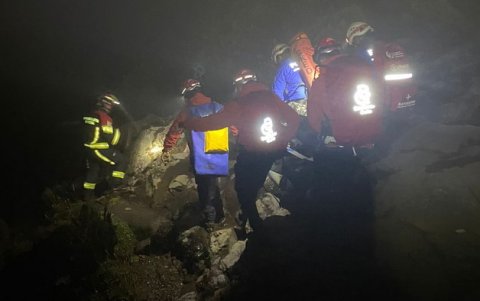 Los bomberos caminaron dos horas hasta llegar al cráter del Guagua Pichincha y extraer el excursionista ruso.