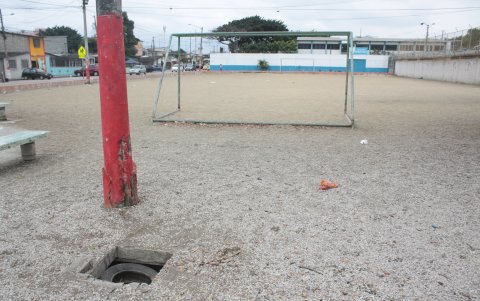 3. Riesgos.  Los huecos de alcantarilla cerca a las canchas de tierra son peligrosos