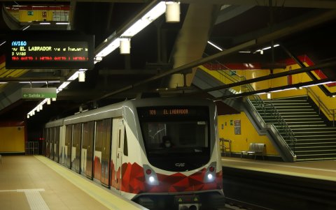 La capacidad de cada tren es de 1.230 personas y circulan a 38 kilómetros por hora, en su fase comercial.