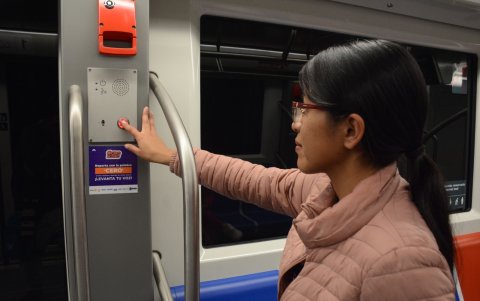 Las pasajeras que sufran acoso podrán alertarlo al conductor de cada unidad a través de un botón rojo de auxilio, ubicado en cada vagón.