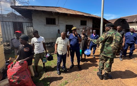 Los presos fugitivos reaccionan en el centro correccional masculino de Pademba Road después de ser capturados por la policía y devueltos a Freetown, Sierra Leona, el 27 de noviembre de 2023.