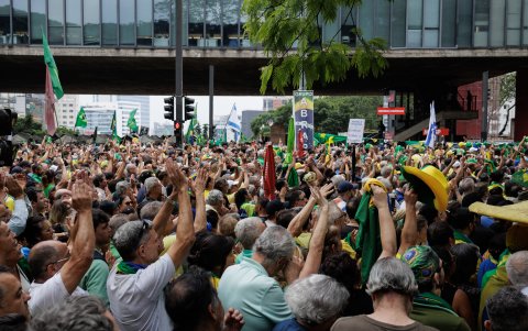 Simpatizantes del expresidente brasileño Jair Bolsonaro protestan contra los 