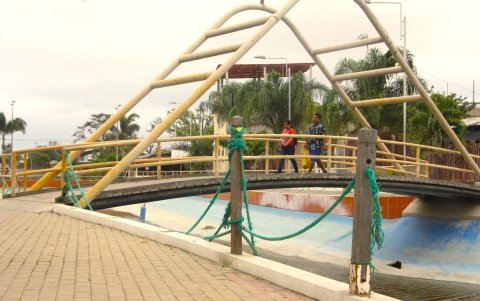 Así permanece el espacio, con agua empozada, pequeñas lanchas que se caen a pedazos y un puente que luce desmejorado y por el que apenas unos cuantos se atreven a cruzar