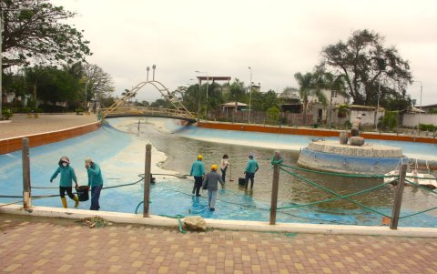 El agua huele mal y está sucia. La comunidad y personal de la Alcaldía han empezado a retirarla para reducir las molestias.