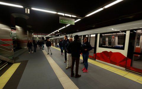 Usuarios en el Metro de Quito.