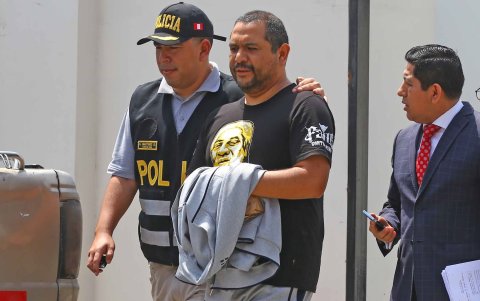 Jaime Villanueva Barreto (c), asesor de la fiscal de la Nación (general) de Perú, tras su detención por un caso de presunta corrupción este 26 de noviembre de 2023, en Lima (Perú).