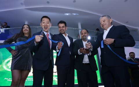 Carolina Troya, Juan Zhang, Jorge Burbano, Franklin Benancides y Diego Almeida durante el corte de la cinta e inauguración de BYD.