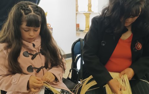 Damarys Mendoza es una pequeña niña que sigue los pasos de su mamá.