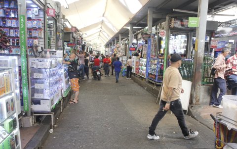 Organización. Los comerciantes están ordenados por módulos, donde se observa más vendedores que compradores.