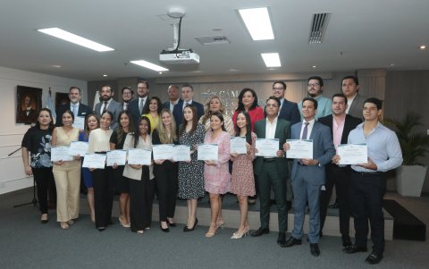 Los graduados del Centro de Mediación de la Cámara de Comercio de Guayaquil.
