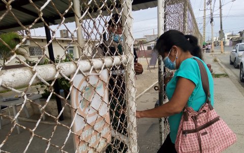 Playas. En el Hospital Básico, los uniformados fueron asaltados.