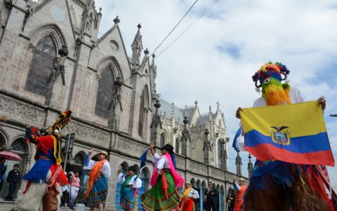 Con trajes desfilaron por las calles de la capital.