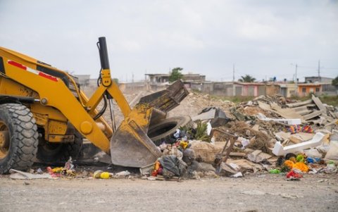 Durante la intervención se recogieron restos de animales muertos, electrodomésticos dañados, entre otros desechos.