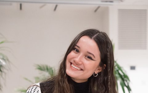 Mejor nueva artista es el reconocimiento que recibió.