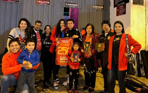 Andrés López rodeado de toda su familia, el mejor apoyo siempre.