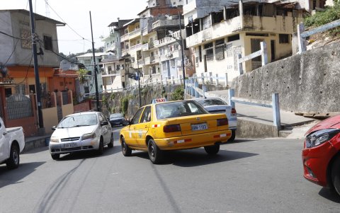 Tránsito. Los vehículos constantemente irrespetan que la calles son solo una vía y no hay multas para los infractores.
