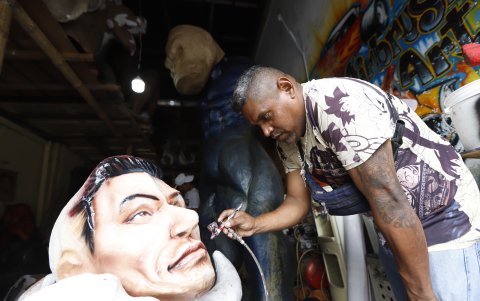 Artesanos. En varios locales de la calle 6 de Marzo se alistan los monigotes que saldrán a la venta.