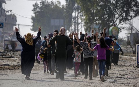 Los residentes evacuan a pie el norte de la Franja de Gaza tras la última advertencia israelí durante el aumento de las operaciones militares en el norte de la Franja de Gaza.