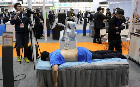 Un robot ofrece un masaje en el stand de AUBO Robotics, durante la Exposición Internacional de Robots (iREX) en Tokio, Japón, el 29 de noviembre de 2023.