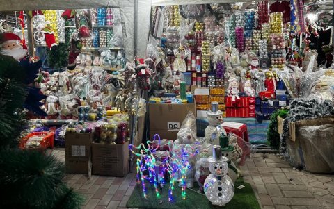 Mercado navideño ubicado detrás del City Mall.