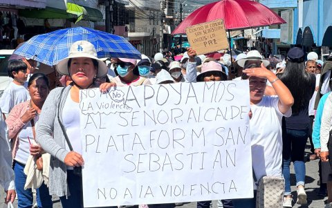Con carteles los comerciantes pedían que no se registren enfrentamientos para ordenar el comercio.