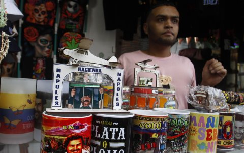 Un hombre ofrece productos con imágenes alusivas al colombiano Pablo Escobar