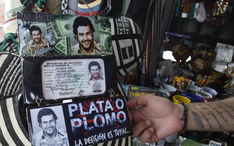 Un hombre ofrece productos en el centro de Medellín