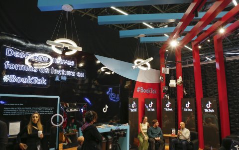 Fotografía que muestra un stand de TikTok, el 28 de noviembre de 2023, en el marco de la 37 edición de la Feria Internacional del Libro (FIL) 2023.