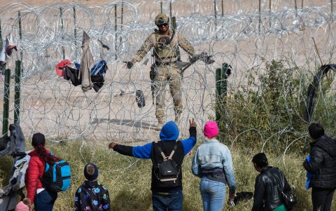 Migrantes pernoctan en las cercanías de la frontera con Estados Unidos, en Ciudad Juárez, en el estado de Chihuahua (México).