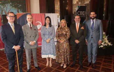 Carlos Rabascall, Francisco Nugué, Alexia Alcívar, Nery Merejildo, Jorge Villacreses y Mario Orellana,