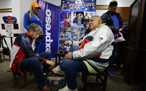 La pareja que llegó desde los Estados Unidos tuvo que cumplir con el ‘castigo’ de limpiar los zapatos a sus contrincantes.