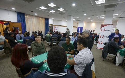 El Mundial de 40 se vive en medio de risas, dichos y canelazos.