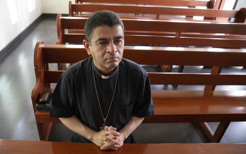 El obispo nicaragüense Rolando Álvarez, condenado en febrero pasado a más de 26 años por traición a la patria tras negarse a abandonar Nicaragua, cumplió 57 años de edad el 27 de noviembre de 2023.