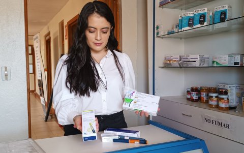 Gabriela Molina, de La Casa de la Diabetes azuaya, muestra algunos tipos y marcas de insulina que tienen en esa entidad.