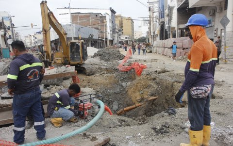 Una cuadrilla de obreros realizaban labores de extracción de agua con maquinaria en la calle Francisco de Paula Lavayen, a la altura de Ayacucho, la tarde del martes.